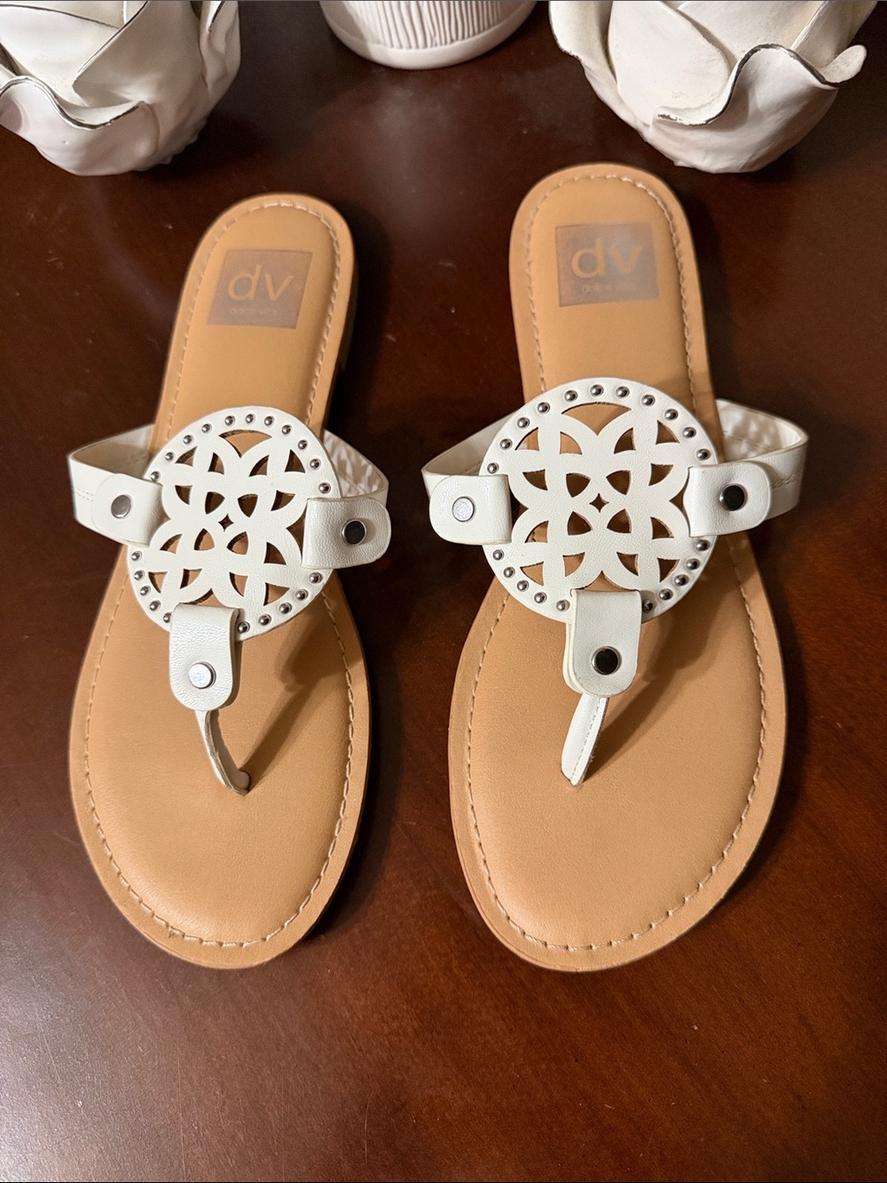 DV by Dolce Vita White Thong Sandals Size 7.5M Cutout Medallion